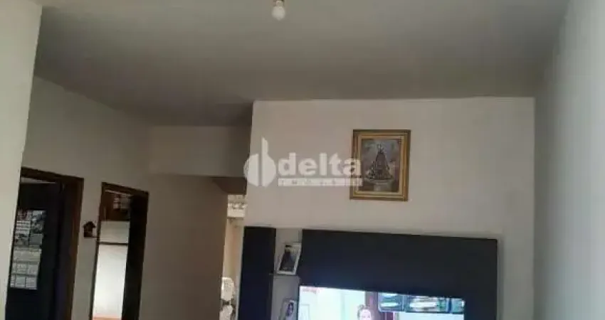 Casa residencial disponível para venda no bairro Presidente Roosevelt em Uberlândia-MG