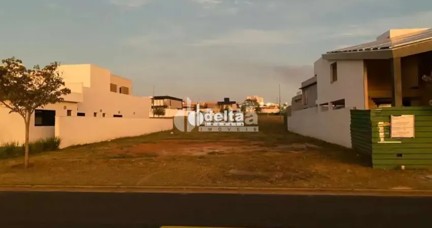 Terreno em condomínio disponível para venda no bairro granja marileusa em uberlândia-mg