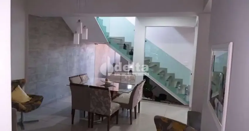 EXCELENTE CASA 246M²,  ESTILO SOBRADO A VENDA 4 QUARTOS - JARDIM EUROPA