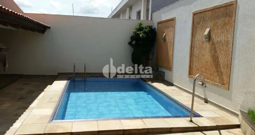 Casa Residencial disponível para venda no bairro Santa Mônica em Uberlândia-MG