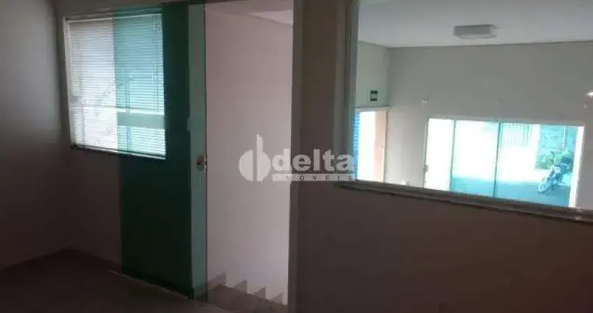 Casa comercial e residencial disponível para locação e venda no bairro Brasil em Uberlândia-MG