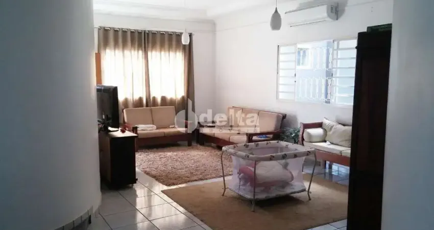 Casa com 3 quartos à venda na Cidade Jardim, Uberlândia