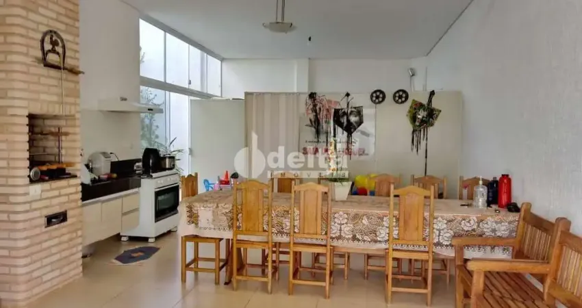 Casa residencial disponível para venda no bairro Marta Helena  em Uberlândia-MG