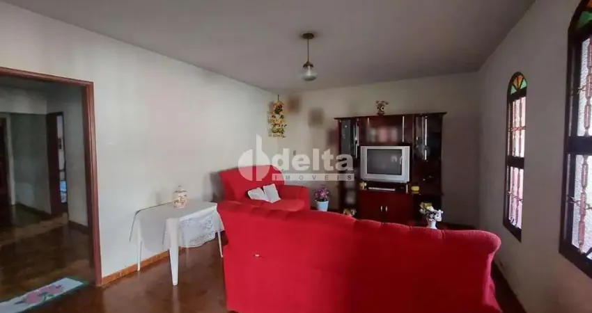 Casa residencial disponível para venda no bairro Mansour em Uberlândia-MG.