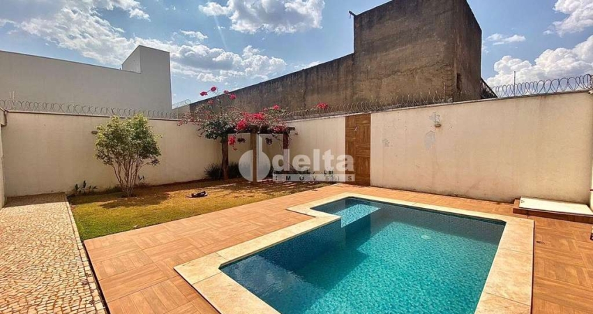 Casa residencial disponível para venda no bairro Alto Umuarama em Uberlândia-MG