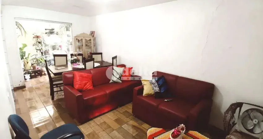 Casa residencial disponível para venda no bairro Segismundo Pereira em Uberlândia-MG