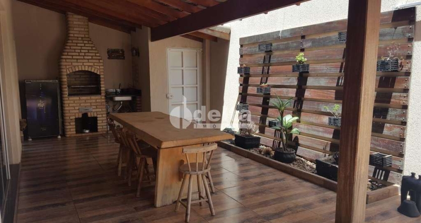 Casa residencial disponível para venda no bairro Bosque dos Buritis em Uberlândia-MG