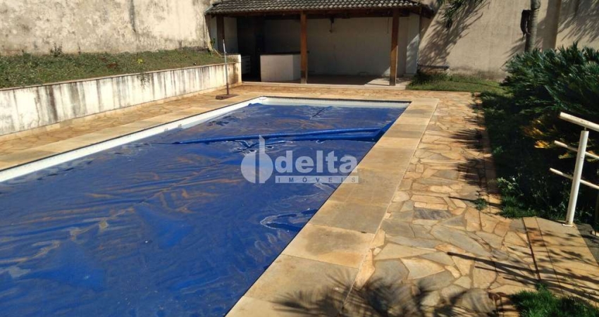 Casa residencial disponível para venda no bairro Morada da Colina em Uberlândia-MG.