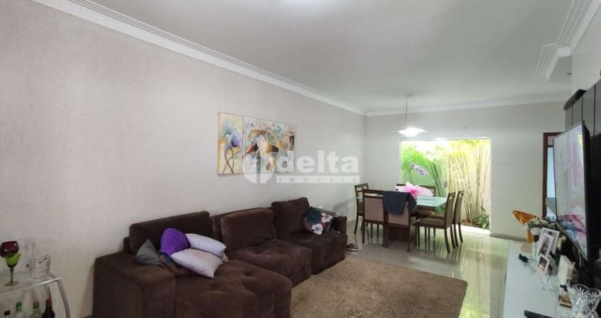 Casa residencial disponível para venda no bairro Custódio Pereira em Uberlândia-MG
