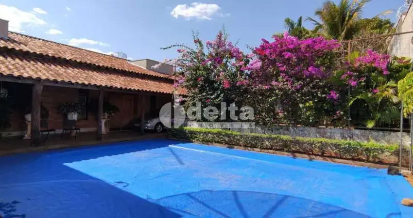 Casa residencial disponível para venda no bairro Tabajaras em Uberlândia-MG