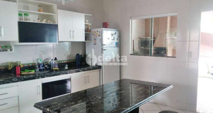 Casa residencial disponível para venda no bairro Cidade Jardim  em Uberlândia-MG