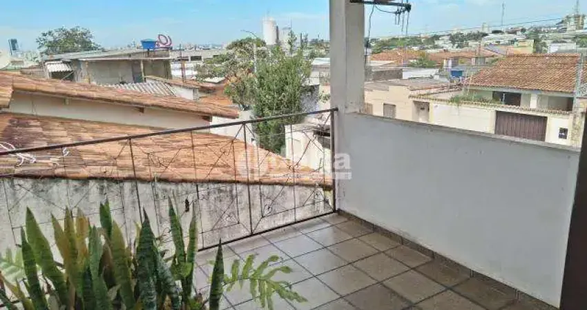 Casa residencial disponível para venda no bairro Custódio Pereira em Uberlândia-MG