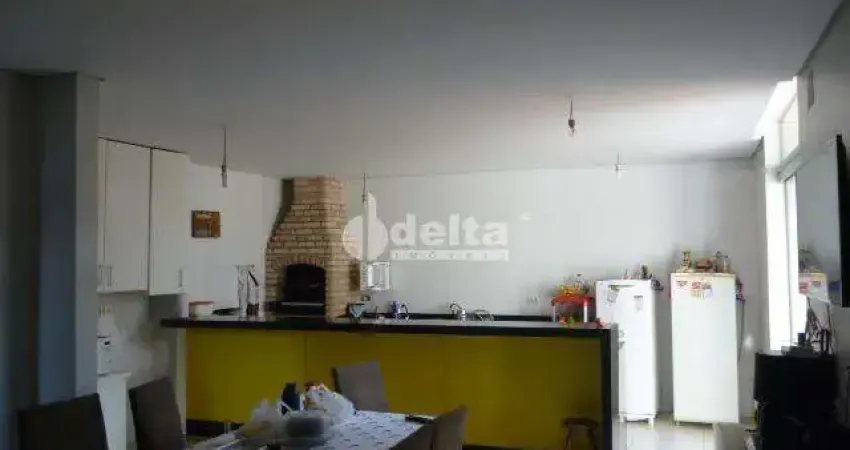 Casa disponível para venda e locação no bairro Jardim Europa em Uberlândia-MG