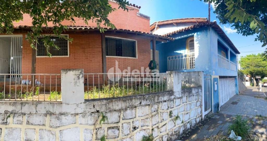 Casa residencial disponível para venda no bairro Centro em Uberlândia-MG