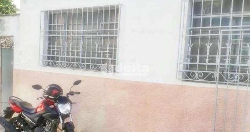 Casa residencial disponível para venda no bairro Nossa Senhora Aparecida em Uberlândia-MG