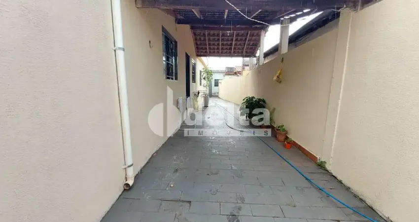 Casa residencial disponível para venda no bairro Presidente Roosevelt em Uberlândia-MG