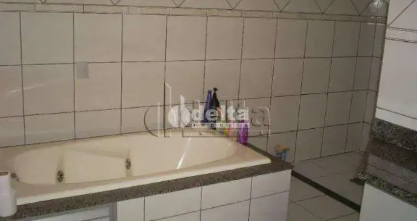 Casa residencial  disponível para venda no bairro Santa Mônica em Uberlândia-MG