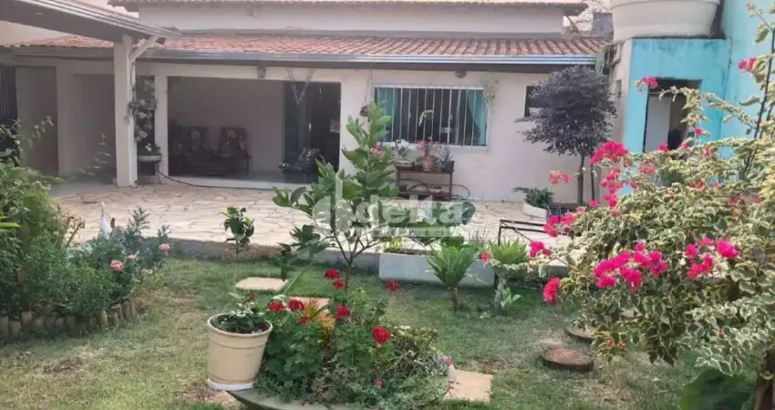 Casa disponível para venda no bairro Santa Monica em Uberlândia-MG