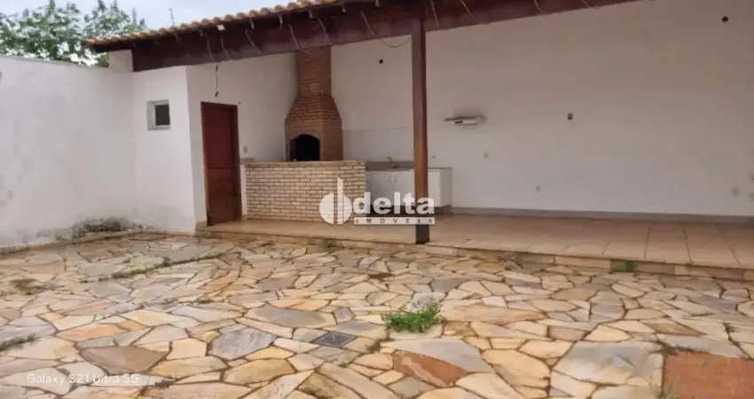 Casa disponível para locação e venda no bairro jardim karaiba em uberlândia-mg.