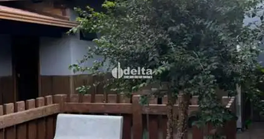 Casa residencial estilo sobrado com 4 quartos sendo 1 suíte disponível para locação no bairro morada colina em uberlândia - mg.