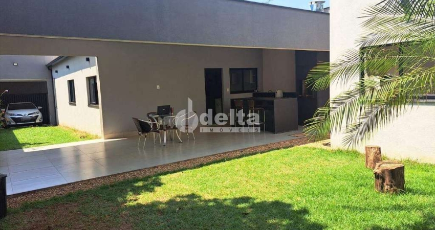 Casa residencial disponível para venda no bairro Morada Nova em Uberlândia-MG