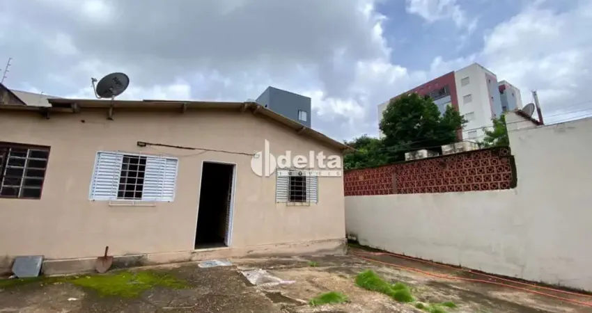 Casa residencial disponível para venda no bairro Umuarama em Uberlândia-MG