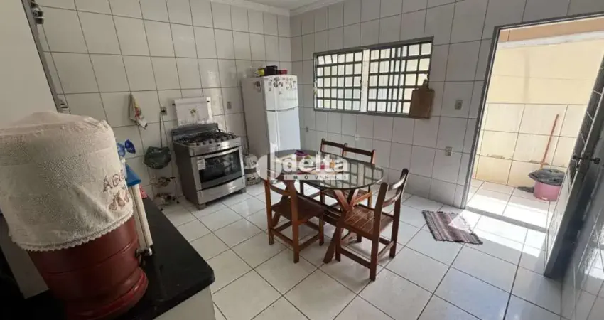 Casa residencial disponível para venda no bairro Roosevelt em Uberlândia-MG.