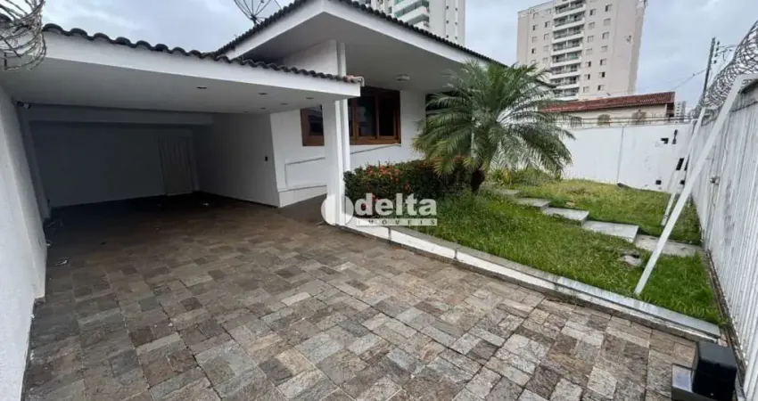 Casa comercial disponível para locação no bairro Santa Maria em Uberlândia-MG.