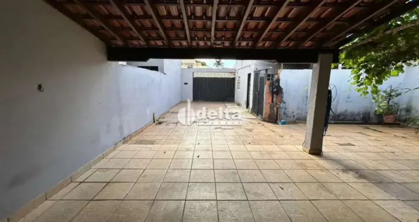Casa residencial disponível para venda no bairro Jardim das Palmeiras em Uberlândia-MG.