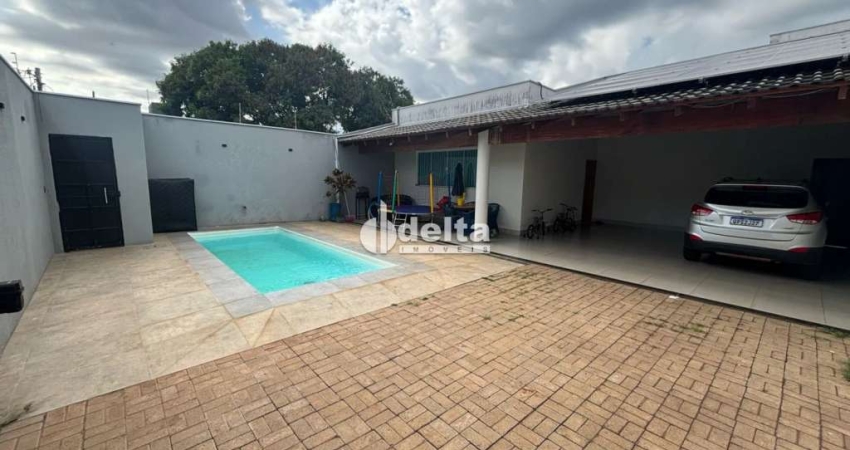 Casa disponível para venda no bairro Cidade Jardim em Uberlândia-MG.