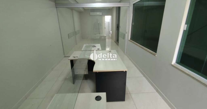 Casa comercial disponível para locação no bairro Segismundo Pereira em Uberlândia-MG