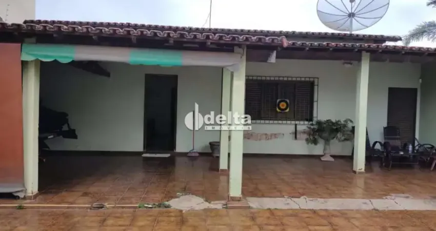 Casa residencial disponível para venda no bairro Santa Mônica em Uberlândia-MG