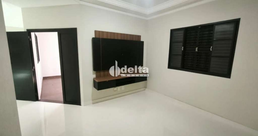Casa residencial disponível para locação no bairro Alto Umuarama em Uberlândia-MG.
