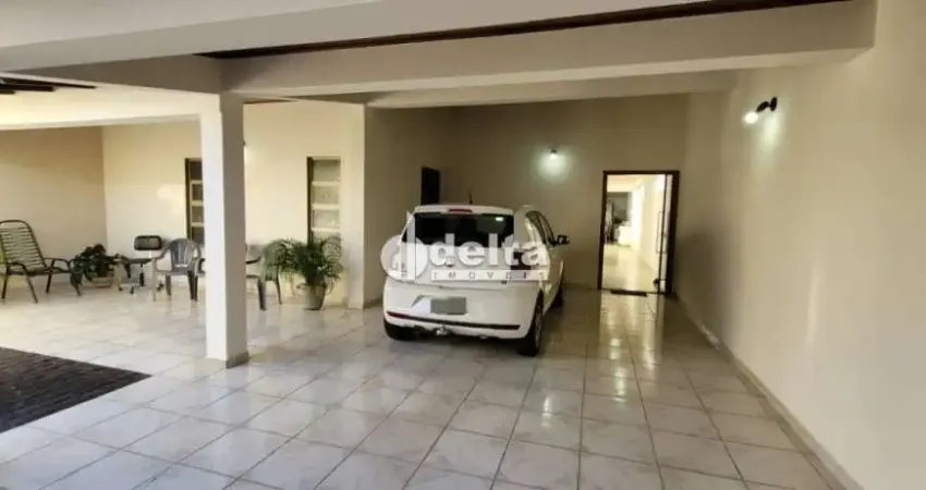 Casa residencial disponível para venda no bairro Custódio Pereira em Uberlândia-MG