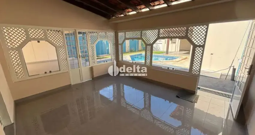 Casa residencial disponível para venda no bairro Santa Mônica em Uberlândia-MG.