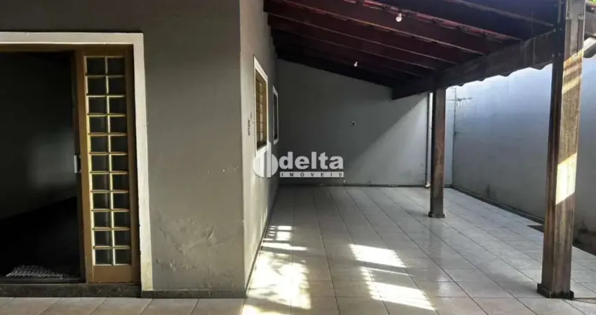 Casa residencial  disponível para venda no bairro Segismundo Pereira em Uberlândia-MG