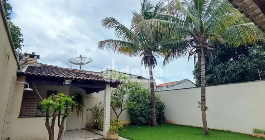 Casa residencial disponível para locação e venda no bairro segismundo pereira em uberlândia-mg