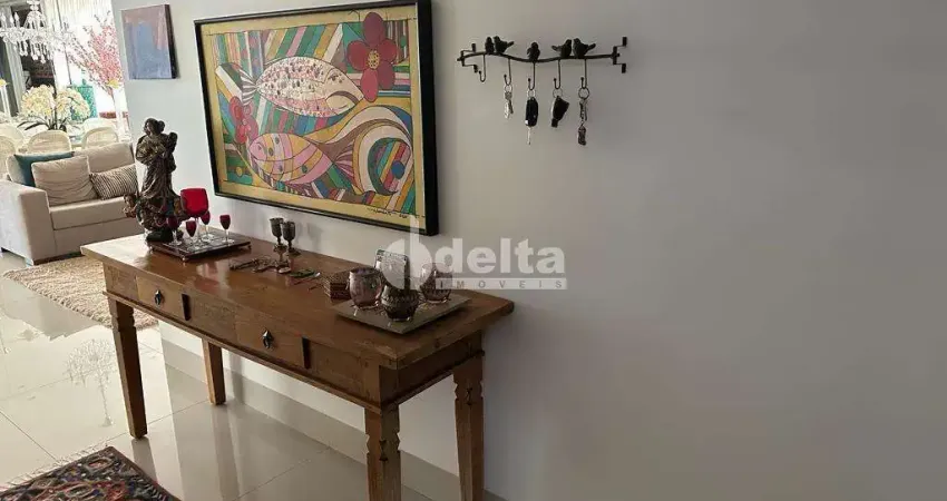 Casa em condomínio disponível para venda no bairro Nova Uberlândia em Uberlândia-MG