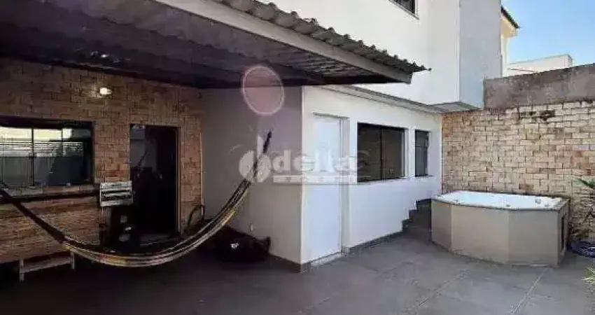 Casa residencial mobiliada com 2 suítes disponível para locação e venda no bairro cidade jardim em uberlândia - mg