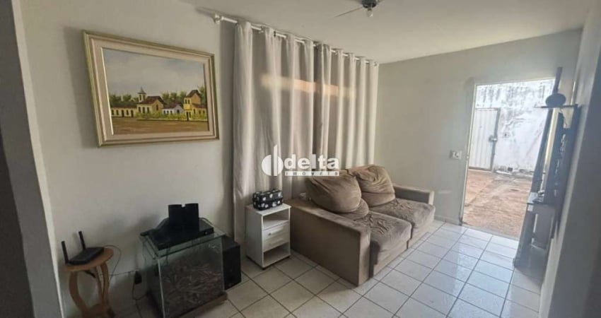 Casa residencial disponível para venda no bairro Jardim Holanda em Uberlândia-MG.