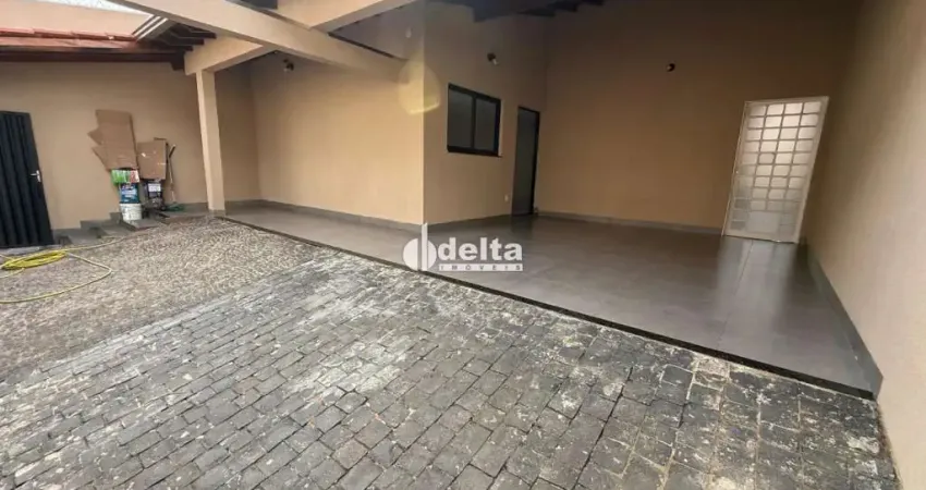 Casa residencial disponível para locação no bairro Vigilato Pereira em Uberlândia-MG.