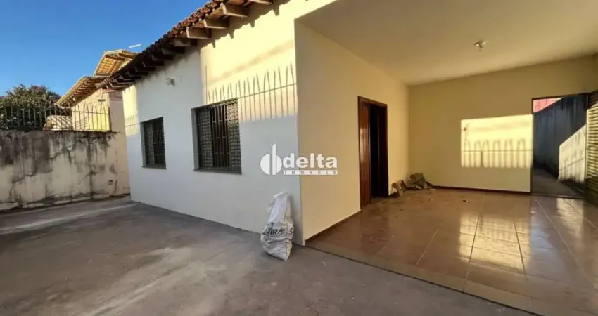Casa residencial disponível para locação e venda no bairro Santa Mônica em Uberlândia-MG.