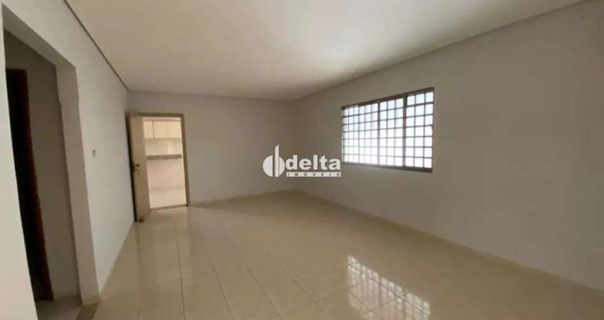 Casa residencial disponível para locação no bairro Saraiva em Uberlândia-MG.