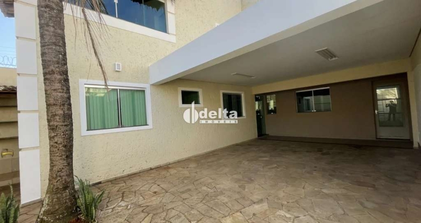 Casa residencial disponível para locação no bairro Santa Mônica em Uberlândia-MG.