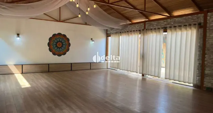 Casa  disponível para venda no bairro Santa Mônica em Uberlândia-MG