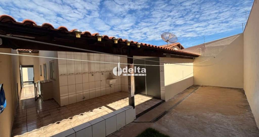 Casa residencial disponível para venda no bairro Alto Umuarama em Uberlândia-MG.