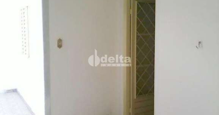 Casa disponível para locação e venda no bairro Santo Inácio em Uberlândia-MG