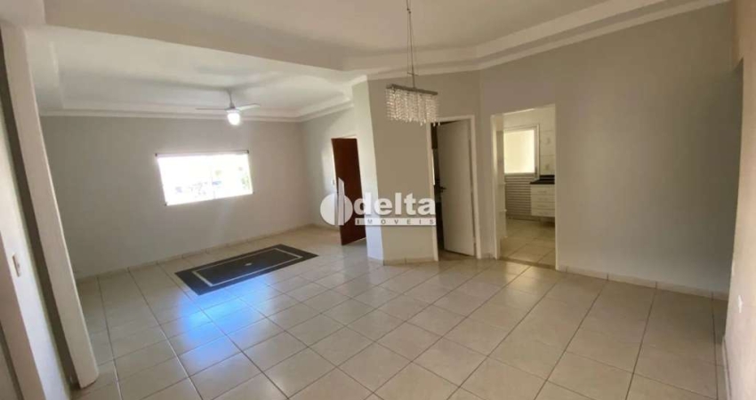 Casa no condomínio Royal Park disponível para locação no bairro Jardim Inconfidência em Uberlândia-MG