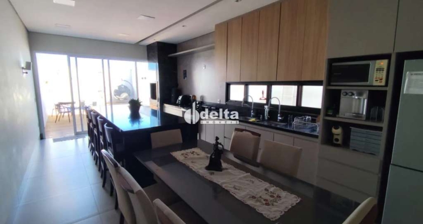 Casa residencial disponível para locação no bairro Jardim Inconfidência em Uberlândia-MG.