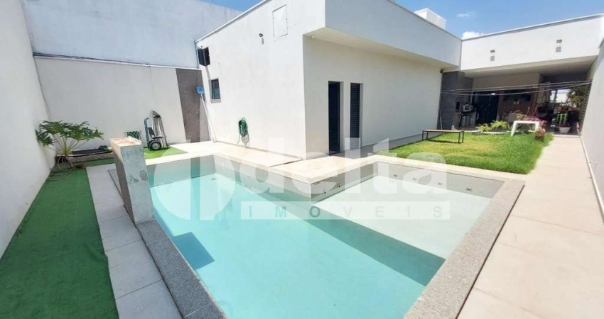 Casa residencial  disponível para locação e venda no bairro Cidade Jardim em Uberlândia-MG